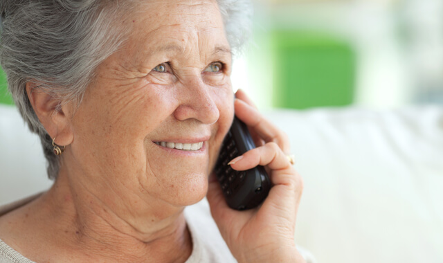 Rat beim Sprechen mit Zahnprothese Frau am Telefon