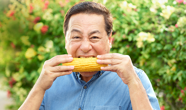MAN (not woman) Eating corn - localized version MAN (not woman) Eating corn - localized version