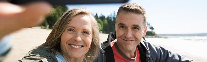 Man und Frau nahaufnahme am Strand